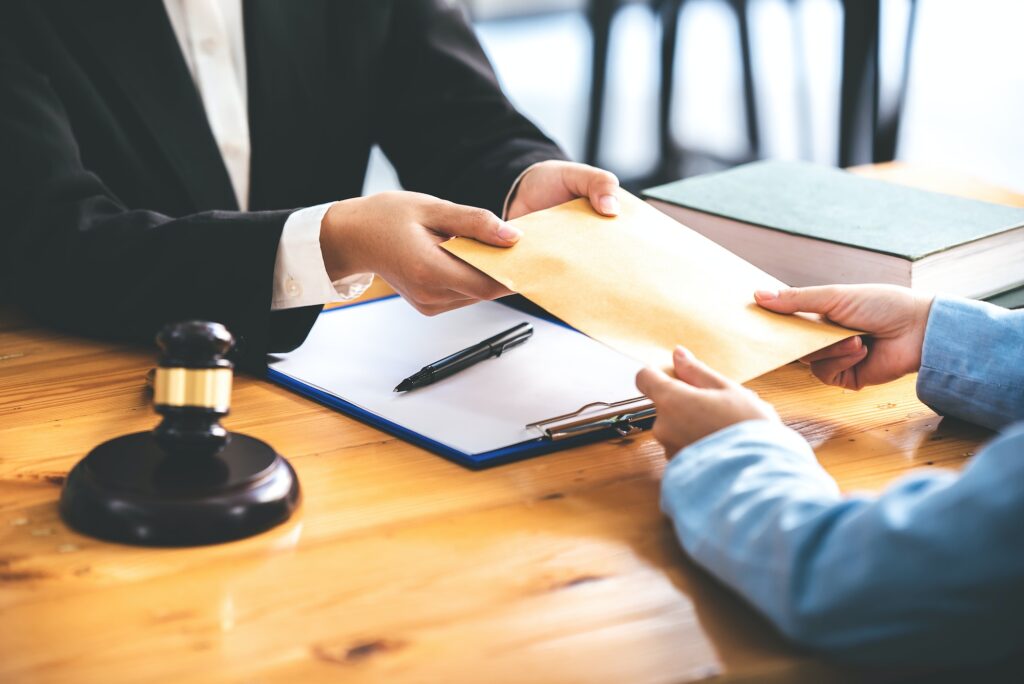 central judge Take bribes from customers at the courtroom tables.